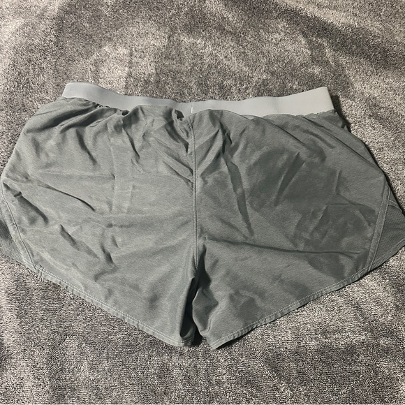 Under Armour Fly-By 3.5" Shorts - Picture 4 of 4